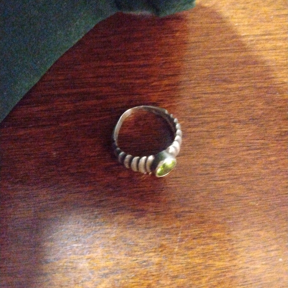 Peridot August Stone Corrugated Design Ring - Picture 4 of 8
